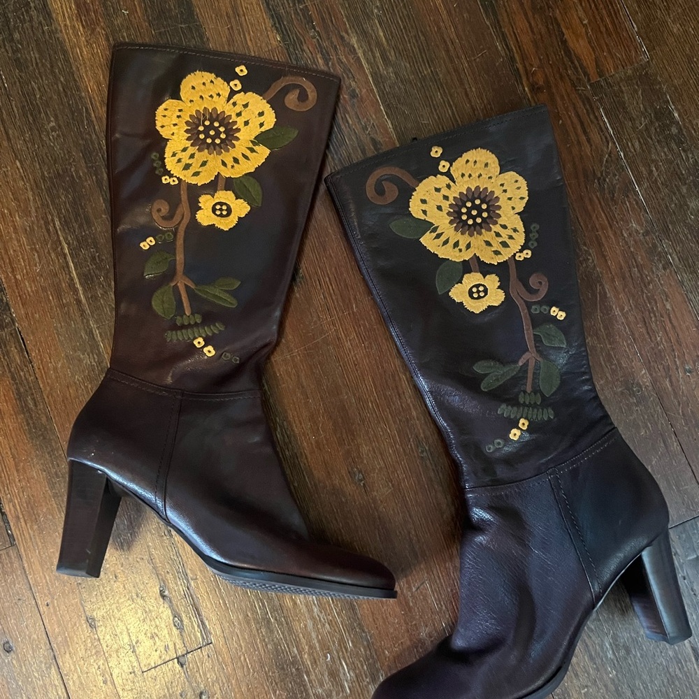 Vintage Floral Embroidered Brown Leather Boots